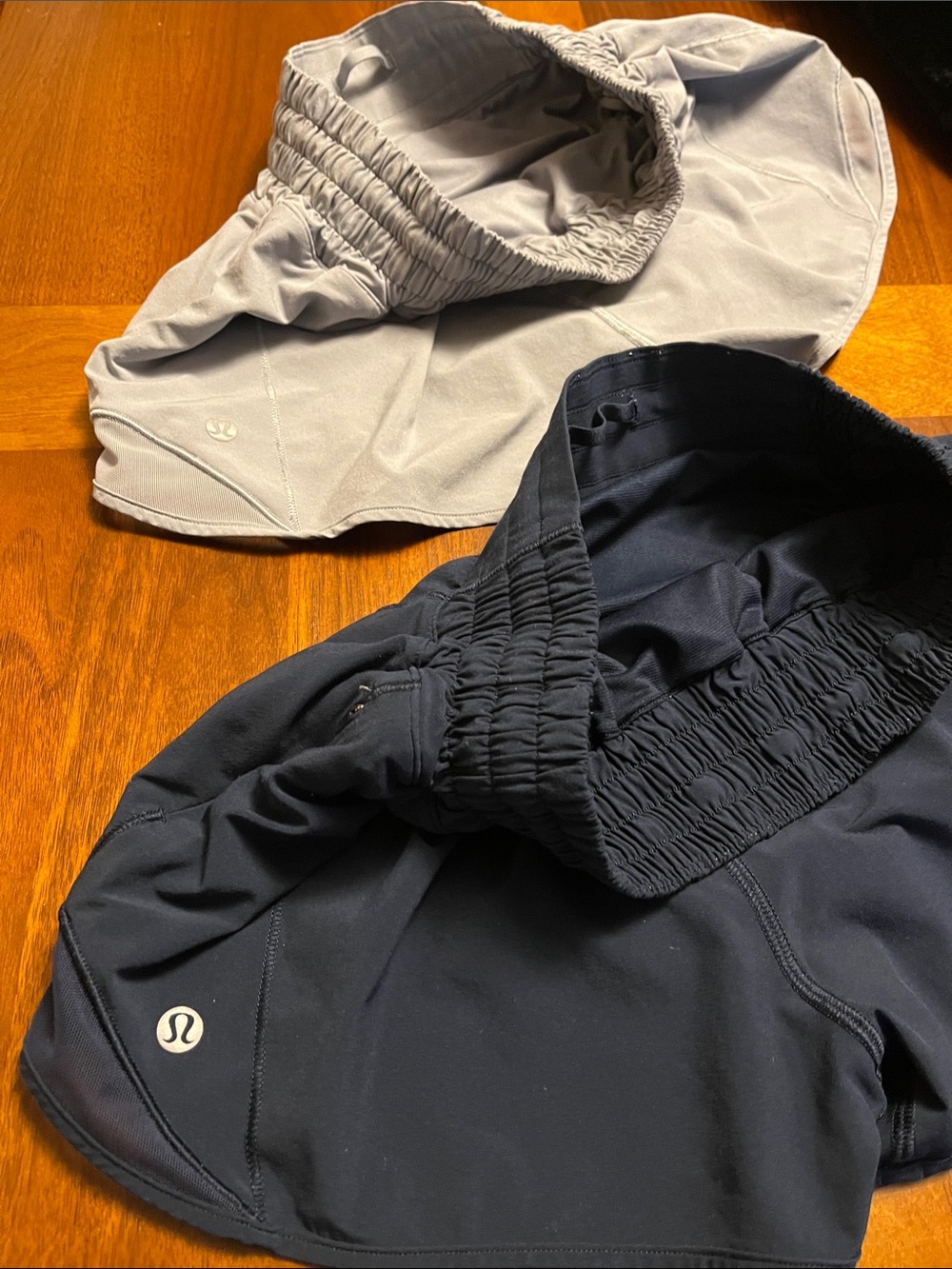Lululemon Women’s Tempo Running Shorts - Light Gray & Navy, size 4, pair - Picture 3 of 13